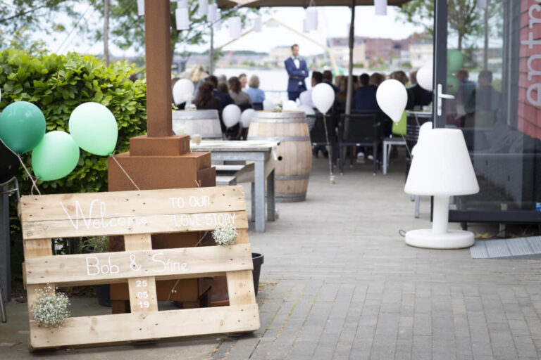 Terras van SKEEF met uitzicht op het water