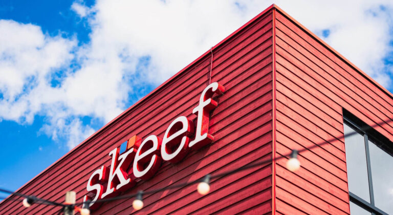 Het rode gebouw van SKEEF in Park van Luna